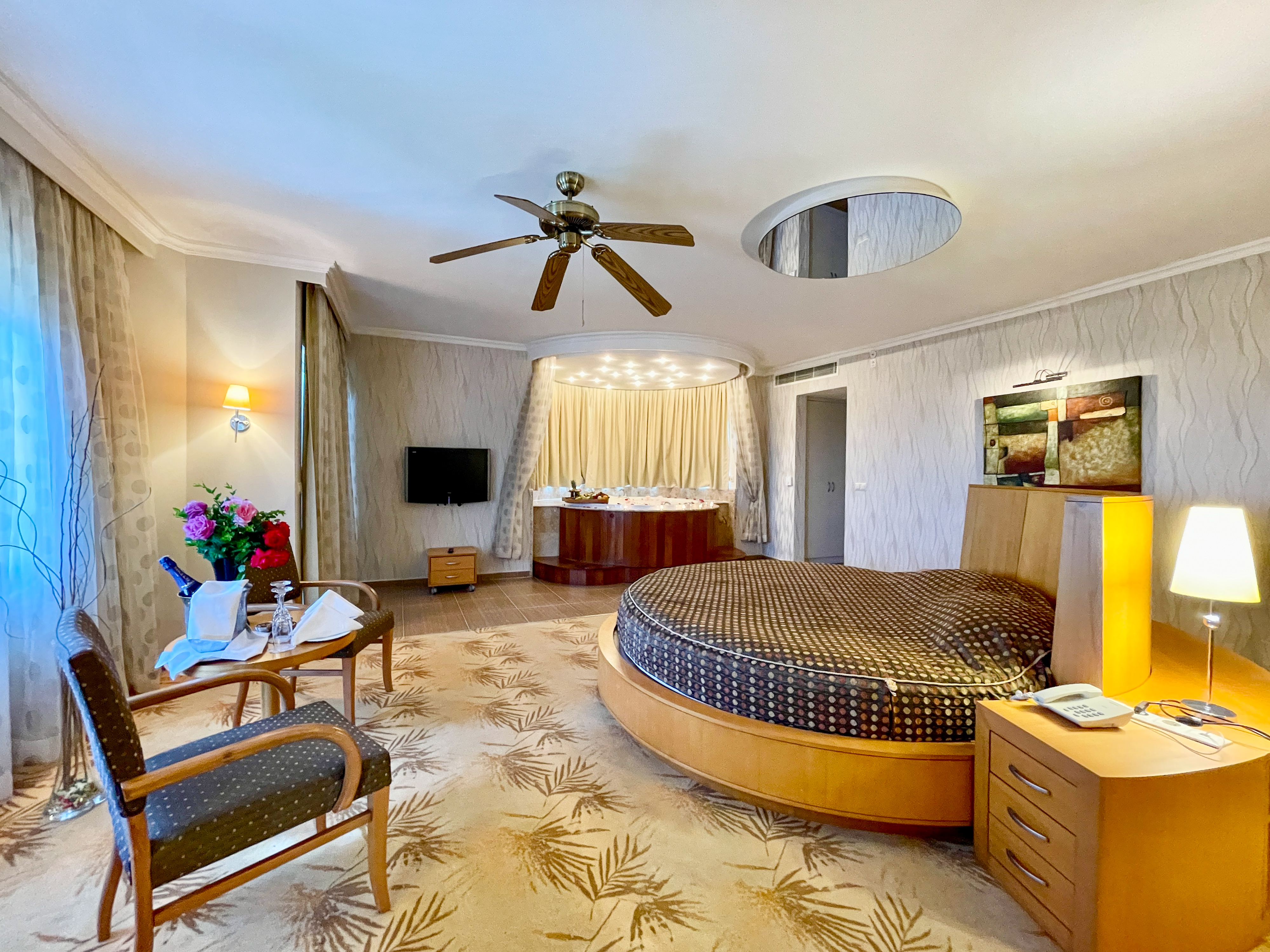 Deluxe Honeymoon Suite Room